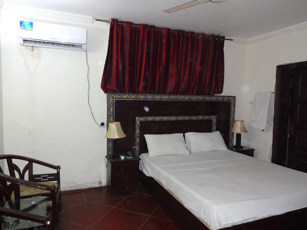 Safari Hotel Upper Mall Lahor Kültér fotó